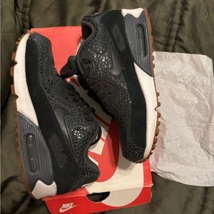Women’s air max 90 premium, black and white with gum bottom, size 6